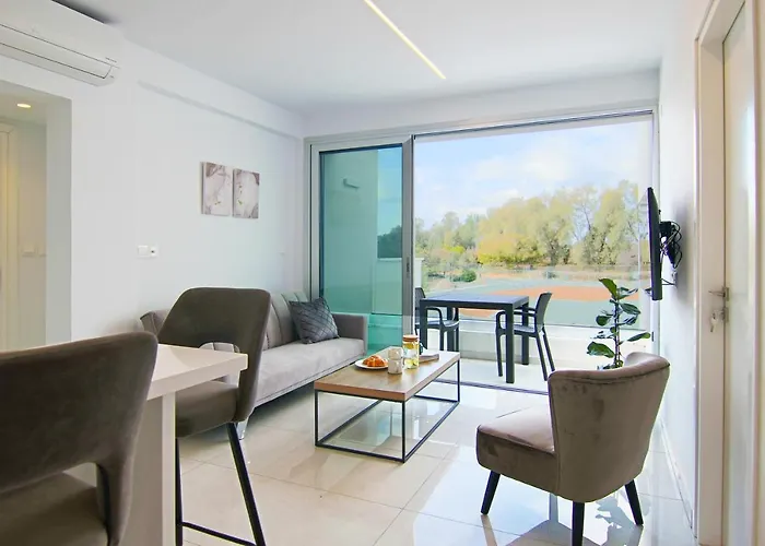 Phaedrus Living - Seaside Executive Flat Harbour 205 *