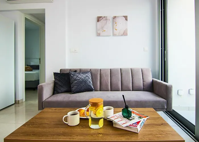 Phaedrus Living - Seaside Executive Flat Harbour 205