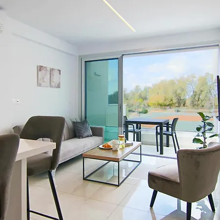 Phaedrus Living - Seaside Executive Flat Harbour 205 *